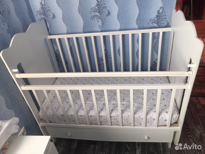 Детская кроватка с маятником
