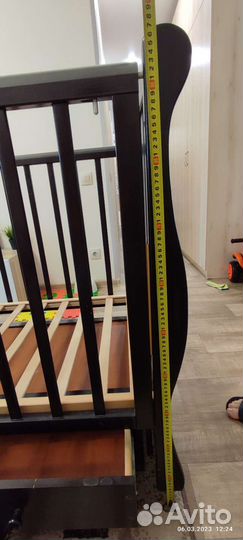 Детская кроватка с поперечным маятником