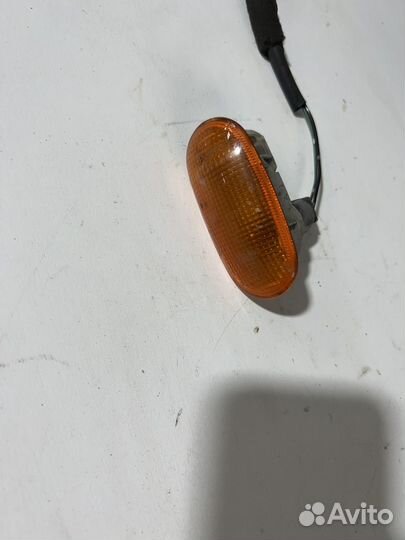 Mitsubishi colt 1998 год поворотник в крыло