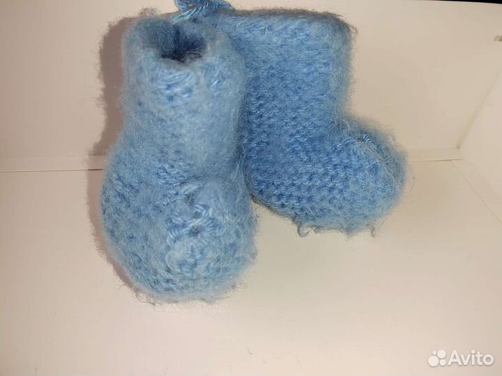 Шапочка и пинетки для новорожденного