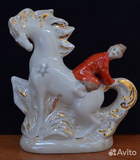 Фарфоровая статуэтка- конек горбунок. дулево