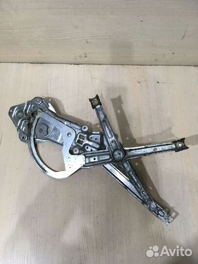 Стеклоподъемник передний механический Bmw E34
