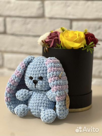 Вязаный плюшевый зайка