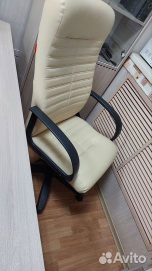 Офисное кожаное кресло руководителя