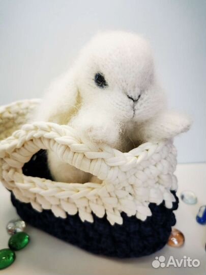 Кролик (заяц) вязаный в сумочке
