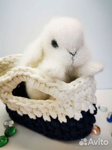 Кролик (заяц) вязаный в сумочке
