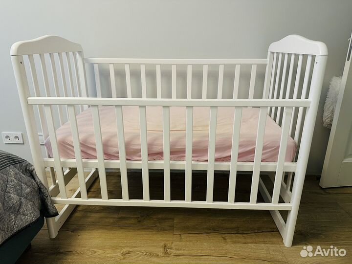 Детская кроватка с маятником