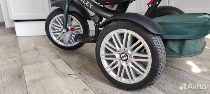 Детский трёхколёсный велосипед Bentley с ручкой