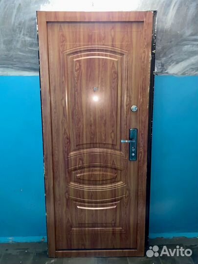 Дверь входная металлическая, с новостройки