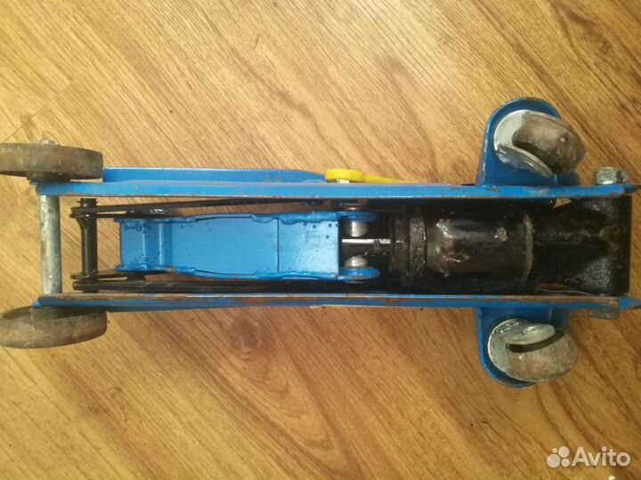 Домкрат подкатной