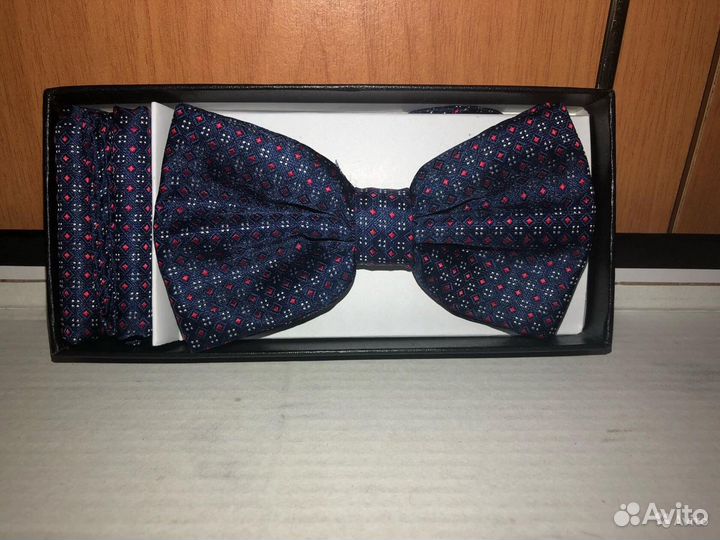 Ремень чёрный, бабочка с платочком