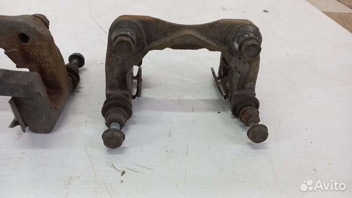 Скоба суппорта задняя Toyota Camry XV50