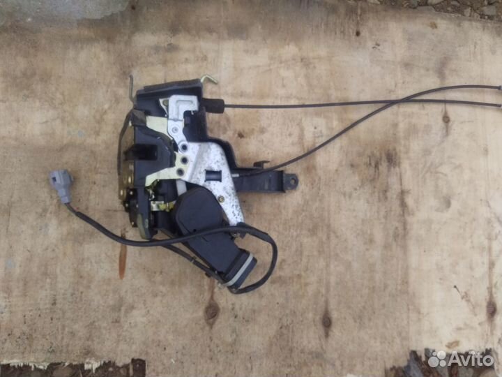 Замок двери передней Toyota Land Cruiser 100