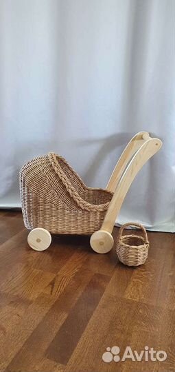 Коляска игрушечная плетёная