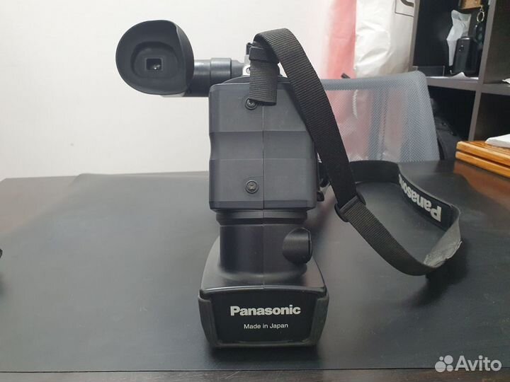 Профессиональная видеокамера panasonic