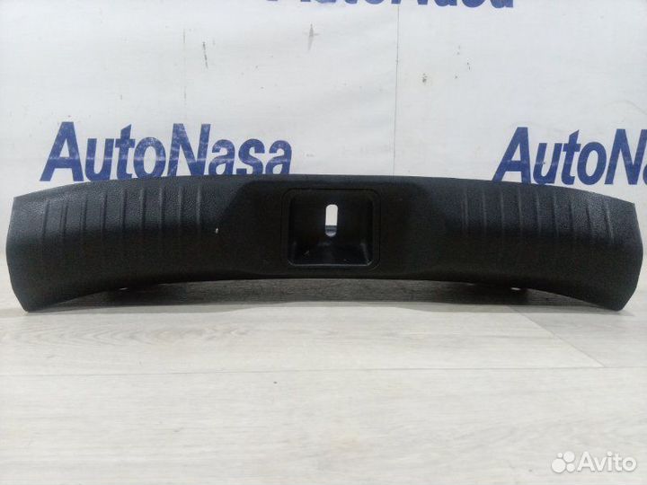 Накладка замка багажника Nissan Tiida хетчбэк HR16