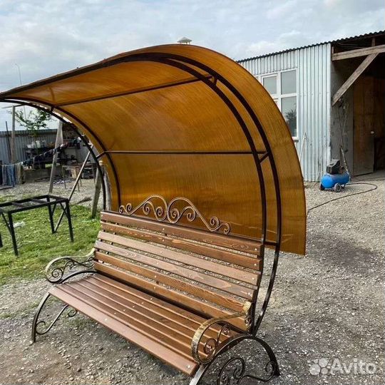 Скамейка с крышей