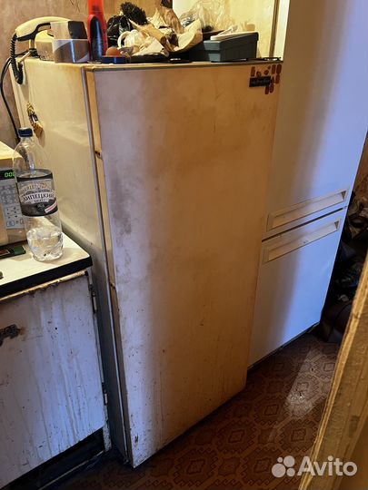 Старый холодильник ЗИЛ