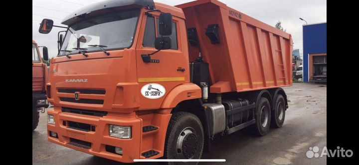 Водитель самосвала камаз