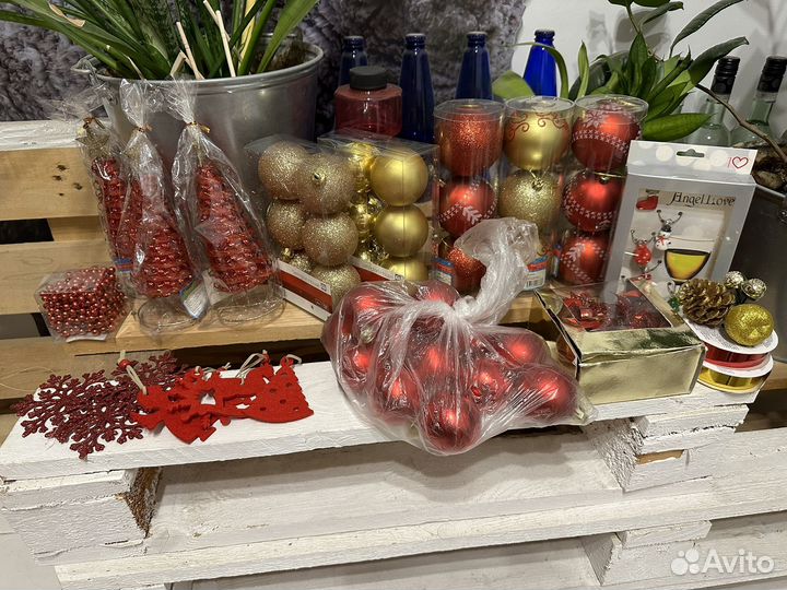 Набор новогодних игрушек и украшений 65 шт