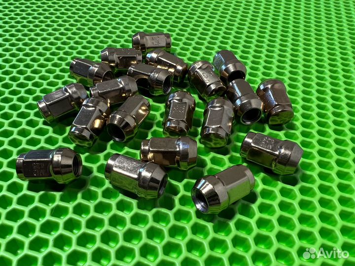 Стальные гайки М12х1.25, закрытые, цвет золото