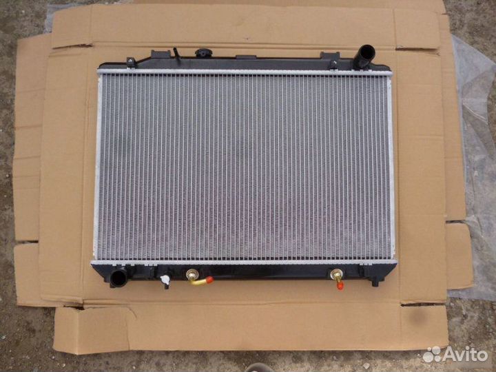 Радиатор охлаждения Toyota Noah