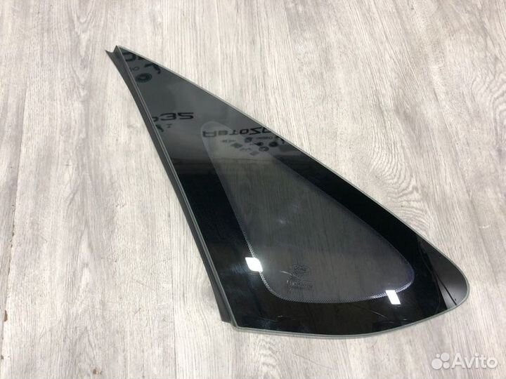 Форточка задняя левая Ford Focus седан sida 2008