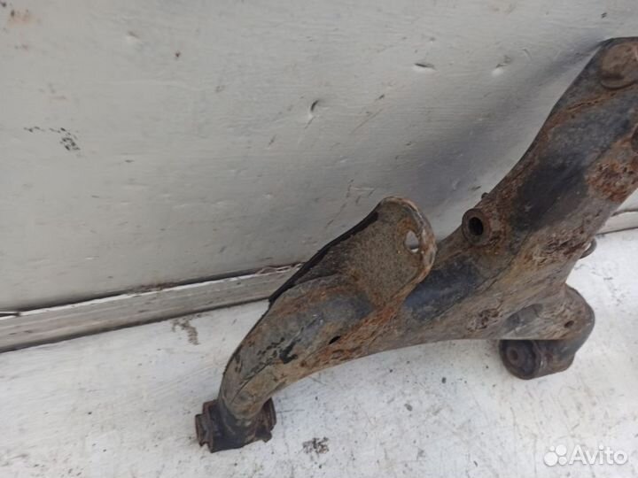 Рычаг задний нижний правый