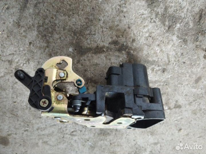 Замок двери задний правый Chevrolet Aveo T-200