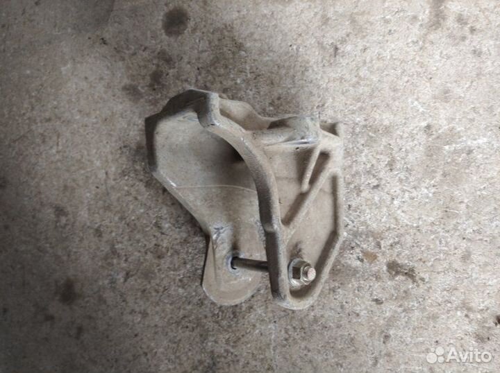 Кронштейн опоры двигателя Mitsubishi Lancer CY