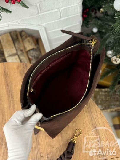 Сумка Coccinelle кроссбоди шоколадный цвет замша