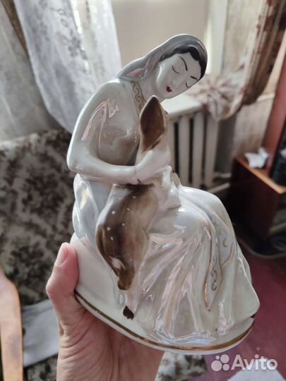 Фарфоровая статуэтка СССР девушка с олененком