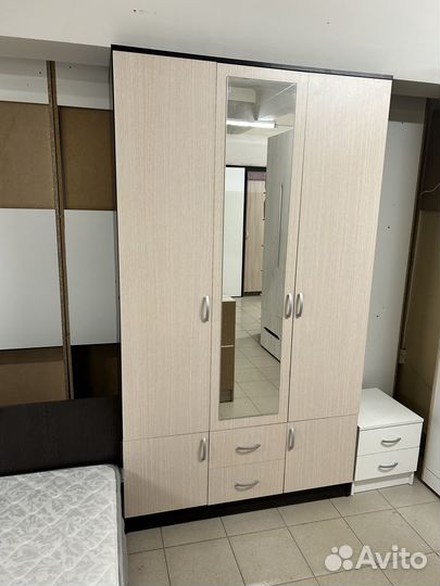 Шкаф трехстворчатый