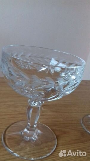Две хрустальные креманки на ножке