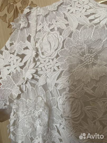 Платье белое с обьемными цветами 42/44размер
