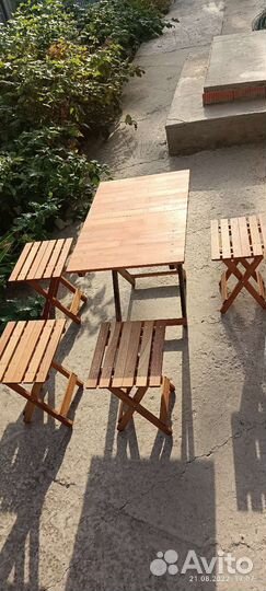 Табуреты и столы складные из ореха и бука