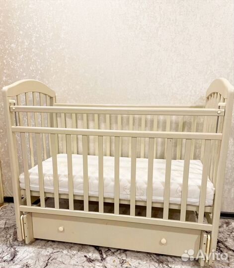 Детская кроватка с маятнико + матрас