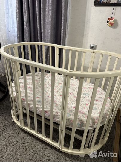 Детская кроватка с маятником