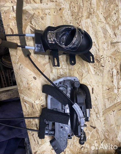 Ручка передней левой двери жук