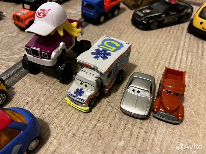 Машинки 40 штук и знаки