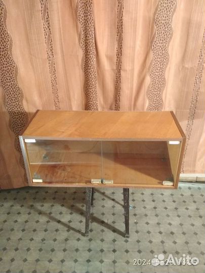 Шкафчик подвесной со стеклянными дверцами