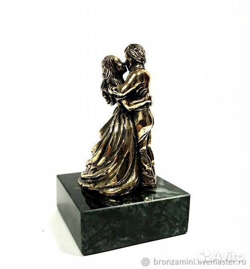 Постамент пара влюблённых