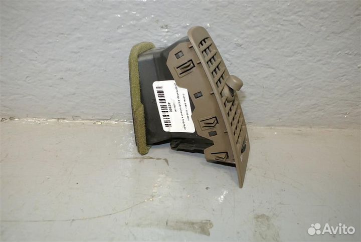 Дефлектор воздушный в торпедо Cadillac CTS 1 2002