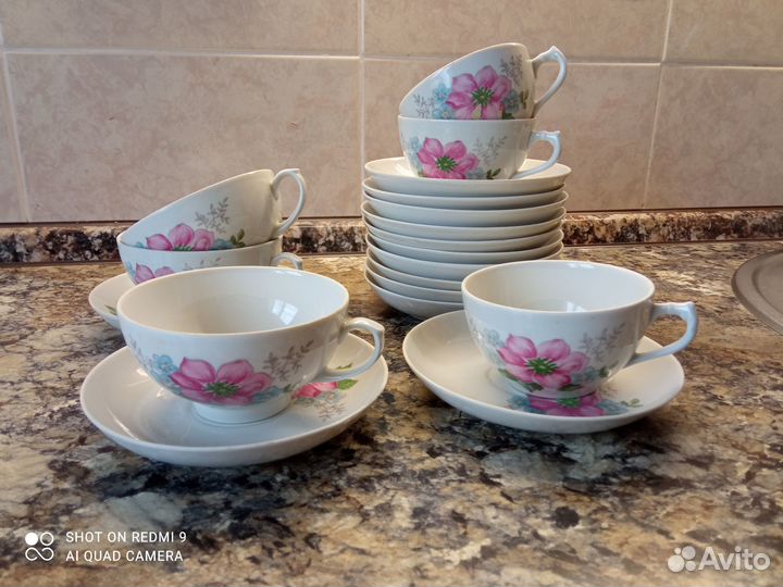 Чайные чашки, сахарница, молочник, больш. тарелка