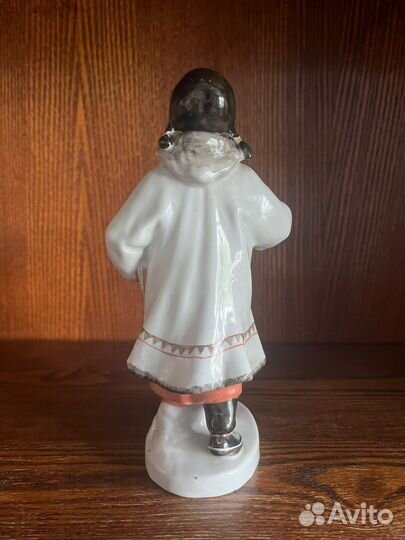 Фарфоровая статуэтка якутка с цветком лфз