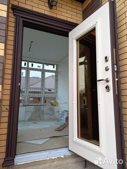 Дверь входная с ковкой