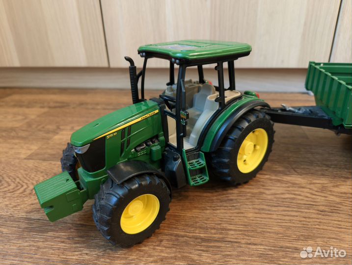 Трактор John Deere 5115M с прицепом Bruder