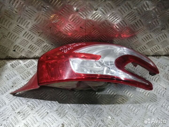 Фонарь правый Peugeot 208