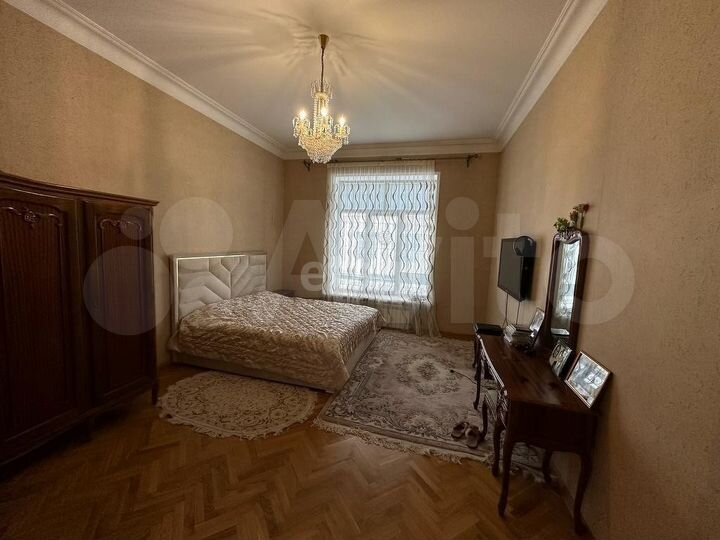 Дом 301 м² на участке 5,5 сот.