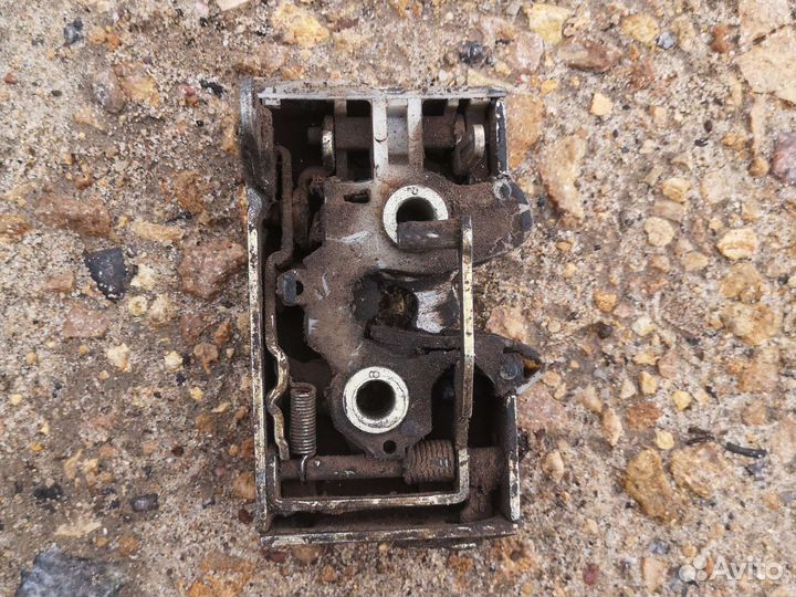 Замок задний правый Audi 100C3